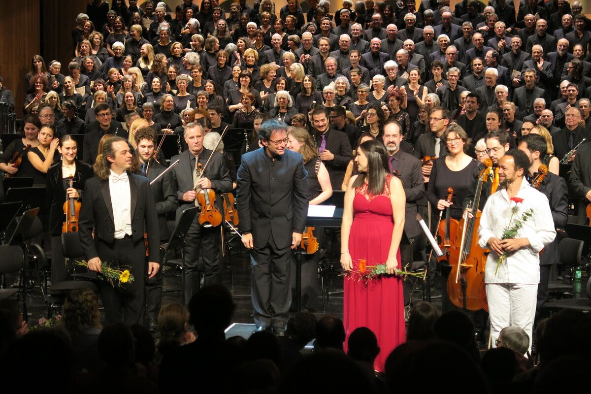 Standing ovations für Dirigent, Solisten und 330 Sänger und Musiker.⇒ME