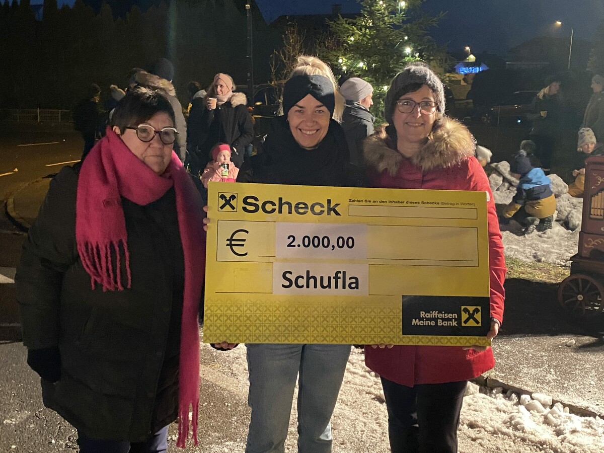 Susanne Entner und Margrit Wally übergaben GR Karin Reith einen Scheck in der Höhe von 2000 Euro. Alfred Wally