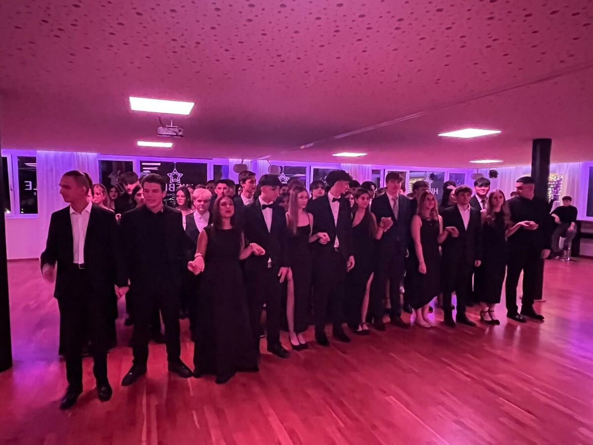 Tanzend zum Abschluss: HAK HAS Feldkirch feiert die Dancing-Night mit Schülern, Eltern und Freunden als Highlight des Tanzkurses. ⇒Bundeshandelsakademie Feldkirch
