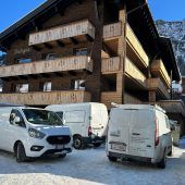 Ein Chalet-Bau in Lech sorgt seit Tagen für eine regelrechte Anzeigen-Flut. »A6