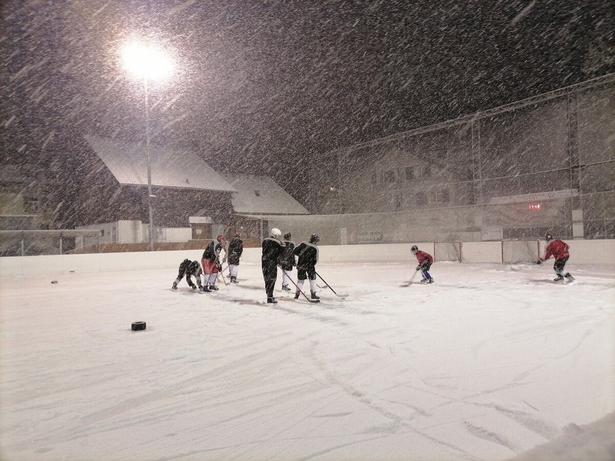 Trotz dichtem Schneegestöber hatten die Hockey-Kids jede Menge Spaß. ⇒MIMA