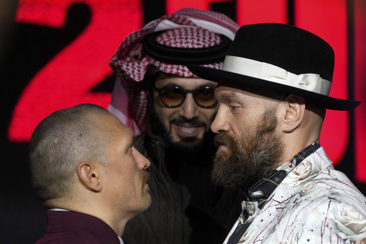 Tyson Fury (r.), and Oleksandr Usyk stehen sich erneut im Boxring gegenüber.⇒ap