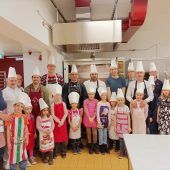 Väter und Kinder zaubern gemeinsam Weihnachtsgebäck