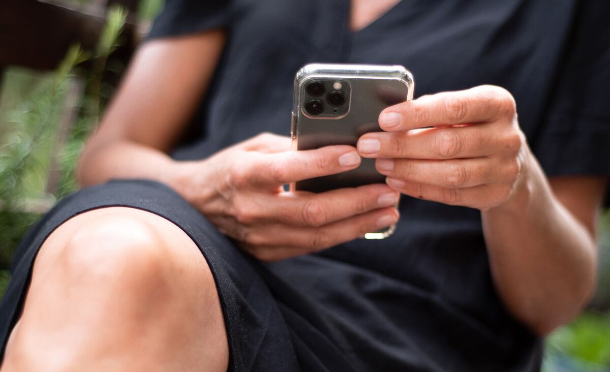 Viele Menschen haben private Daten am Handy. Die Privatsphäre soll künftig auch bei Ermittlungen besser geschützt werden. ⇒APA