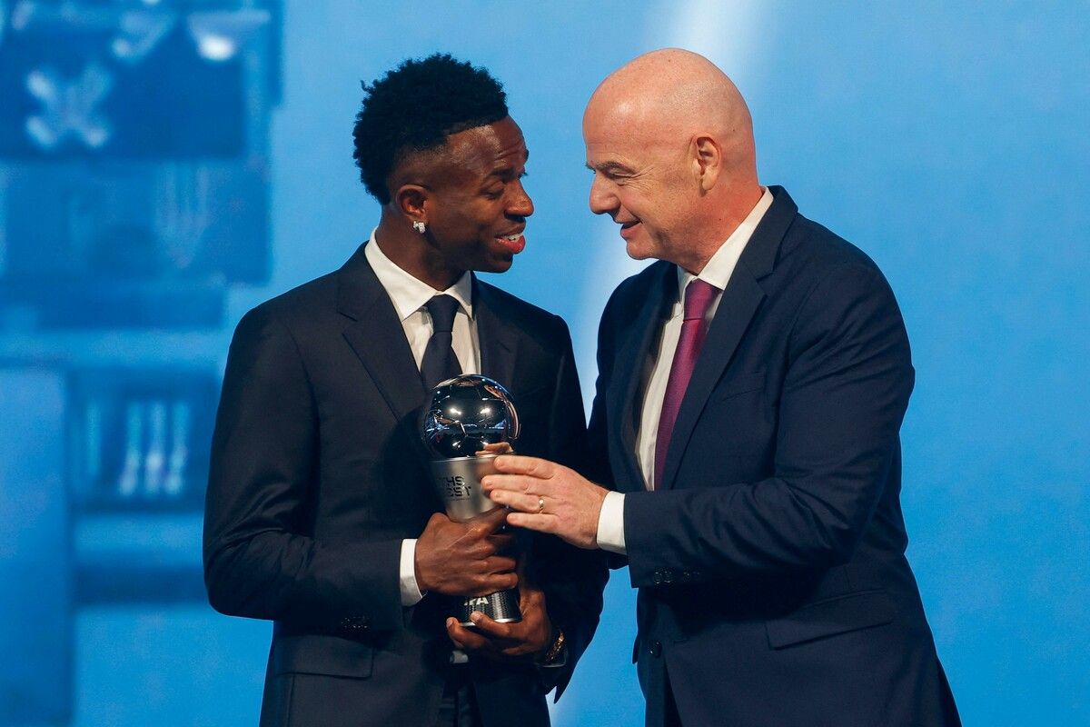 Vinícius Júnior bekam die Trophäe von FIFA-Präsident Gianni Infantino überreicht.⇒APA
