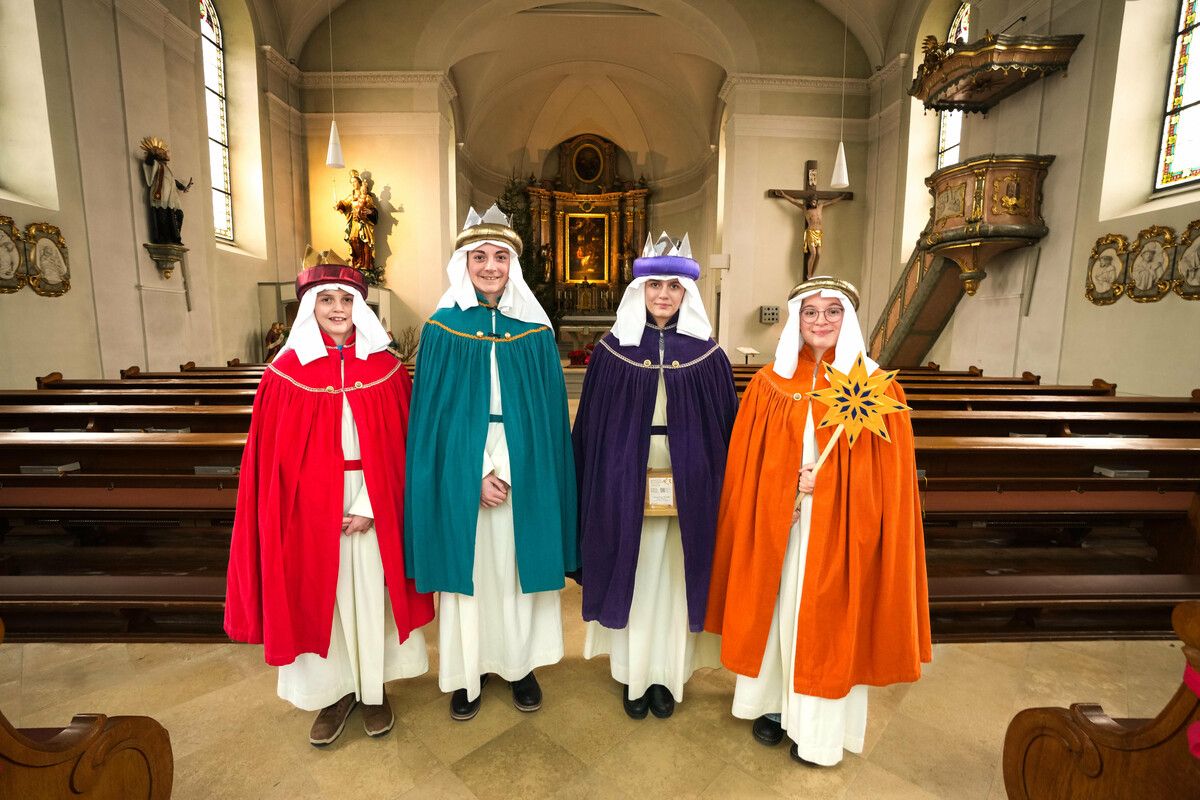 V.l.: Elias ist Kaspar, Aaron schlüpft in die Rolle des Melchior, Elena in jene von Balthasar, und Anna trägt stolz den Stern. ⇒VN/Stiplovsek