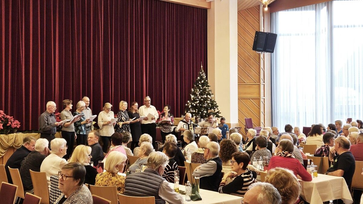 Vollbesetzter Sonnenbergsaal: Die Adventfeier der Nüziger Pensionisten war ein stimmungsvoller Höhepunkt mit Nikolaus und Chorgesang.⇒ Verein