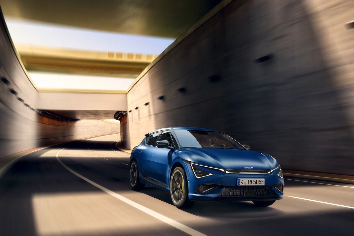 Vom Facelift des Kia EV6 profitiert jetzt auch die sportliche GT-Version. Wichtigste Neuerung ist eine Leistungsspritze für den Doppelmotor, der nun 650 statt bisher 585 PS mobilisiert. Die Fahrleistungen bleiben unverändert: Der Sprint auf 100 km/h ist in 3,5 Sekunden möglich, die Höchstgeschwindigkeit liegt bei 260 km/h. Eine von 77 auf 84 kWh vergrößerte Batterie soll die Reichweite um 26 auf 450 Kilometer erhöhen. Optisch sticht vor allem das neue Tagfahrlicht an der Front ins Auge.