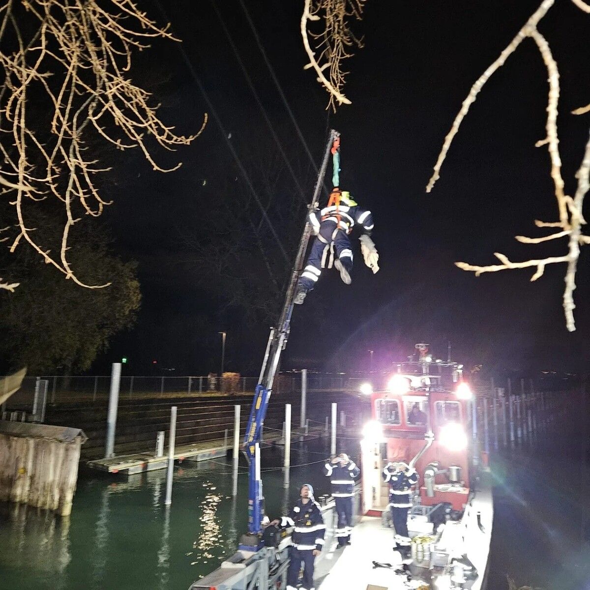 Vom Feuerwehrboot aus war die Rettung schließlich möglich. ⇒FW Vorkloster