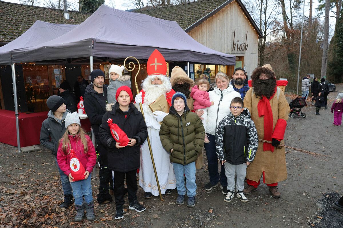 Vor dem Wildpark-Kiosk versammelten sich die Kinder und Erwachsenen. ⇒AME