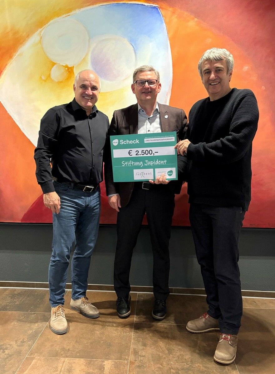 Weihnachtsgeschenk Mit einer Spende in Höhe von 2500 Euro unterstützt die VLV Vorarlberger Landesversicherung die Stiftung Jupident. Dank dieser Hilfe können wichtige Projekte umgesetzt werden. Klaus Himmelreich überreichte den Scheck an Manfred Ganahl und Michael Tinkhauser.⇒jupident