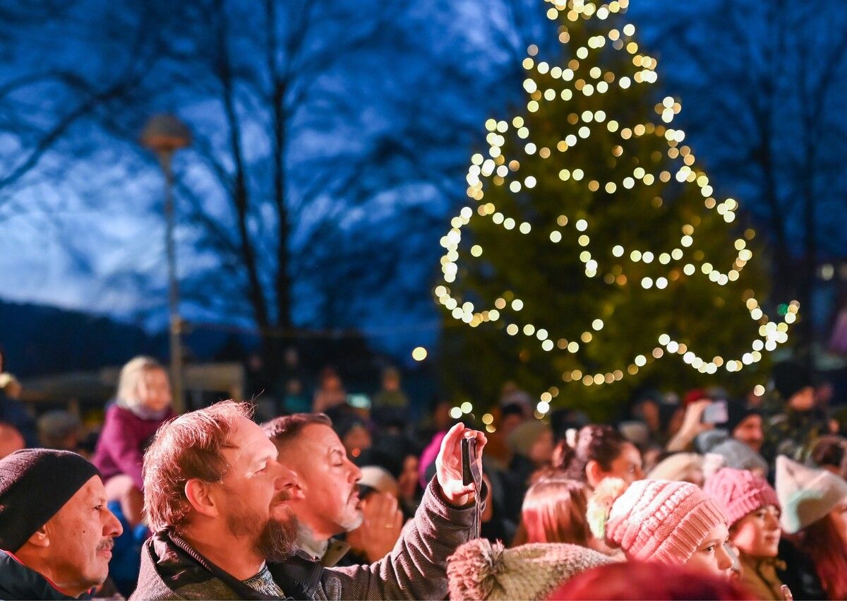Weihnachtszauber auf dem Pausenhof der Volksschule Mäder. ⇒Kasia Ilona