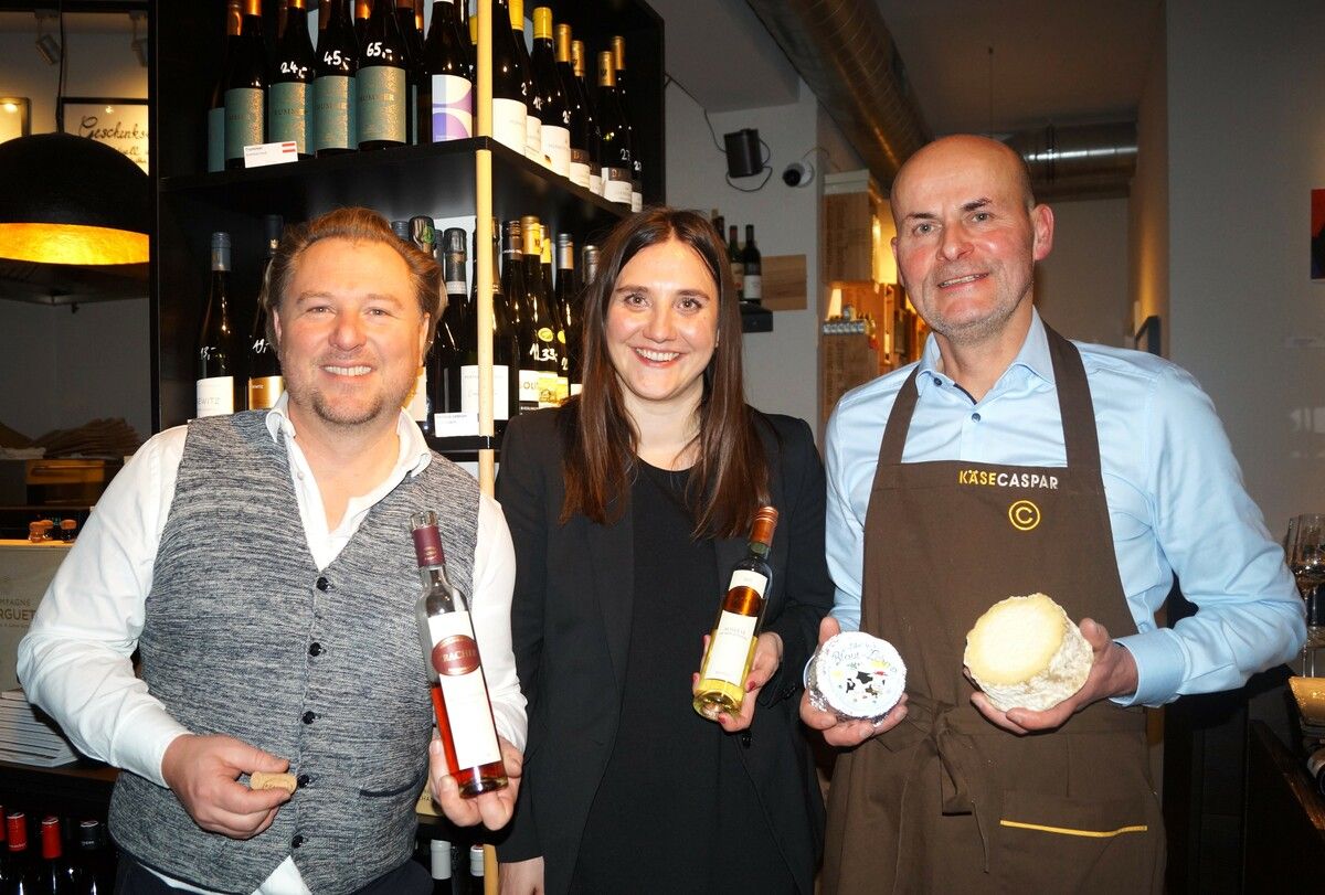 Weinakademiker Sebastian Spiegel, Johanna Waibel (Kracher Weine Illmitz) und Käsesommelier Caspar Greber präsentierten hochwertige Süßweine in Kombination mit würzigem Käse. ⇒ YAS