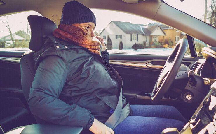 Wer im Winter eine dicke Jacke im Auto trägt, riskiert schwere Verletzungen.⇒ÖAMTC