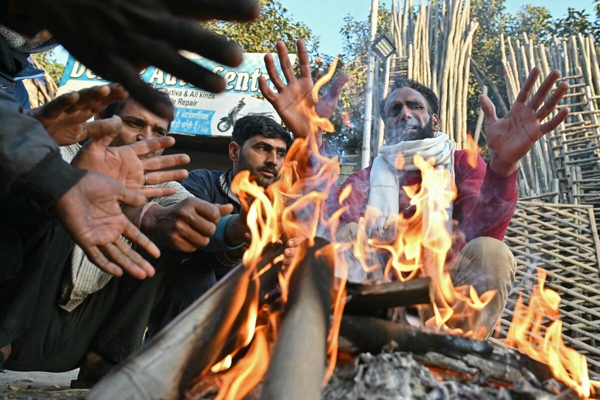 Winter in Amritsar, Indien: An einem kalten Wintermorgen wärmen sich Stadtbewohner an einem Lagerfeuer. AFP