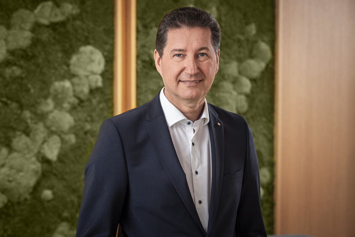 „Wir begrüßen, dass das Finanzmarktstabilitätsgremium das Auslaufen der KIM-VO beschlossen hat. Es ist als Signal vor allem für junge Menschen zu werten, die sich ihren Traum vom Eigenheim verwirklichen möchten. Zudem ist ein Eigenheim eine gute Möglichkeit der Zukunftsvorsorge.“ Harald Giesinger, WKV-Spartenobmann-Stv. Banken und Versicherungen