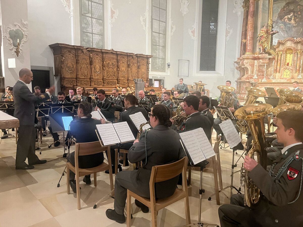 Wolfram Öller dirigierte das Benefizkonzert der Militärmusik. ⇒K. Mathis