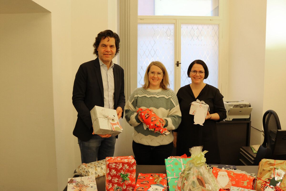 Wunschbaum Zum sechsten Mal hat BHM Ingenieure dieses Jahr die Wunschbaum-Aktion umgesetzt. Dabei erfüllen die Mitarbeiter Wünsche von Kindern, deren Familien wenig Geld für Geschenke haben. Der Feldkircher Bürgermeister Manfred Rädler nahm die Präsente im Namen des Hilfswerks Feldkirch entgegen. ⇒fk
