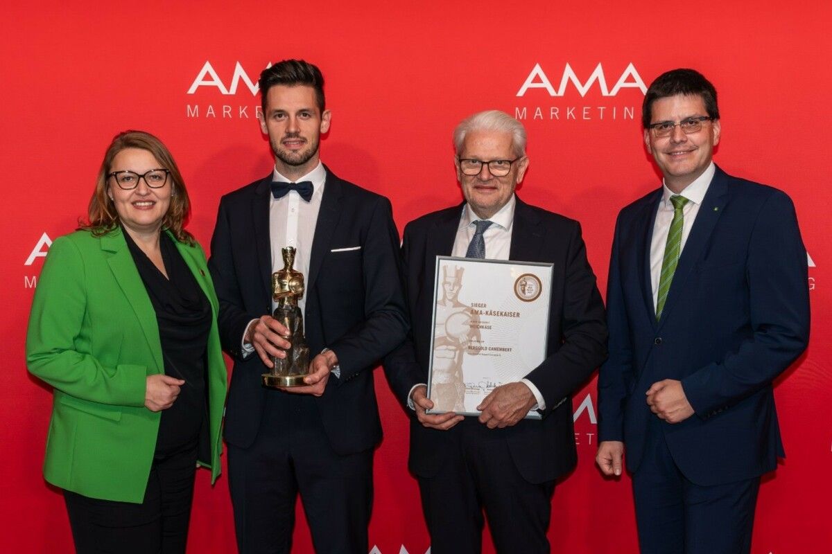 Zum 29. Mal hat die AMA in Puch bei Hallein die Käsekaiser verliehen. Georg Bantel sen. und sein Sohn Georg jun. durften dabei bereits die neunte Trophäe für den Familienbetrieb aus Möggers abholen. AMA-Geschäftsführerin Christina Mutenthaler-Sipek und Lorenz Mayr (AMA-Verwaltungsratsvorsitzender) überreichten Trophäe und Urkunde. ⇒STP