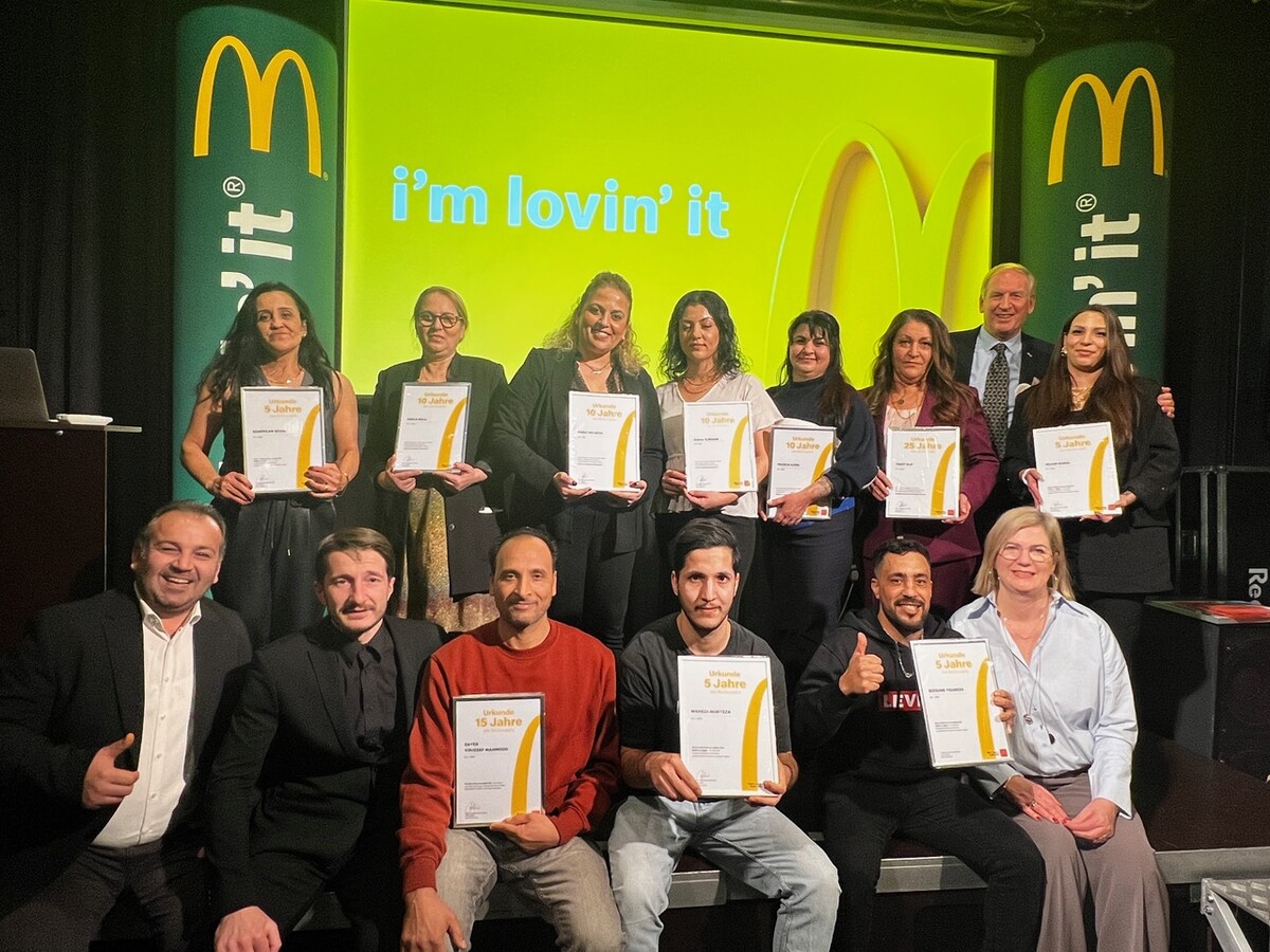 245 Dienstjahre Im Rahmen einer Feier bedankte sich die McDonald’s-Gastgeberfamilie Versluis bei 22 langjährigen Mitarbeitern. Sie arbeiten seit fünf, zehn, fünfzehn, zwanzig und fünfundzwanzig Jahren in Vorarlberger Restaurants und kommen gemeinsam auf 245 Dienstjahre. ⇒MCD