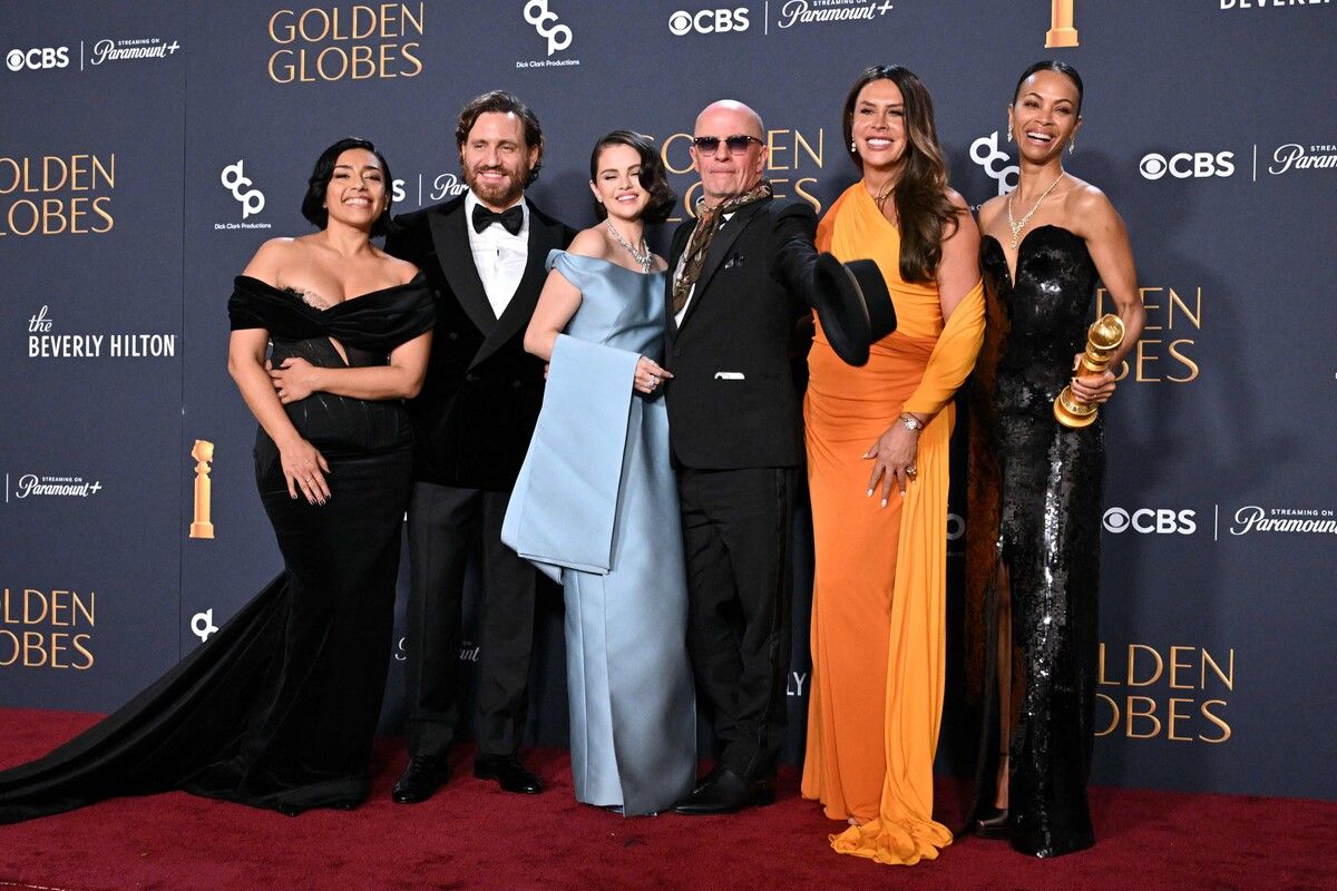 Adriana Paz, Edgar Ramirez, Selena Gomez, Regisseur Jacques Audiard, Karla Sofia Gascon und Zoe Saldana posieren mit dem Preis für den besten Film – Musical oder Komödie für „Emilia Perez“. ⇒AFP/BECK