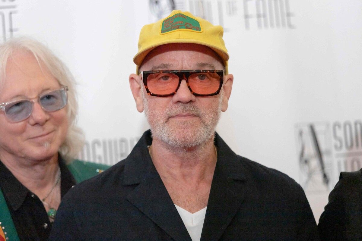 Am 21. September 2011 gab R.E.M. die Auflösung bekannt. Danach hat Michael Stipe einige Solo-Singles herausgebracht.⇒AFP