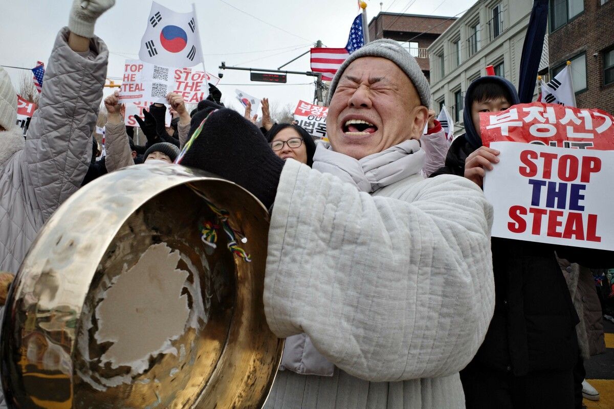 Anhänger des angeklagten südkoreanischen Präsidenten Yoon Suk Yeol protestierten in der Nähe seiner Residenz in Seoul. AFP