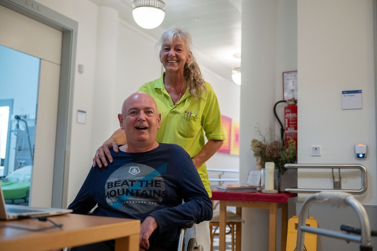 Auch während seines Aufenthalts auf der Palliativstation in Hohenems schrieb Klaus Oberluggauer an seinem Buch. Krankenschwester Ursula Hofmann schaute ihm über die Schulter.⇒VN/Rhomberg (2)