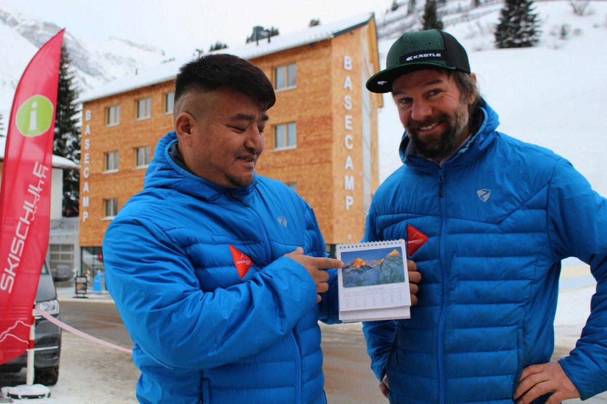 „Auf den Mount Everest gelangte ich auf zwei verschiedenen Routen“, erläutert Ngima Tendi (links) im Gespräch mit Skischulleiter Mathias Fritz und der VN-Heimat. ⇒STP