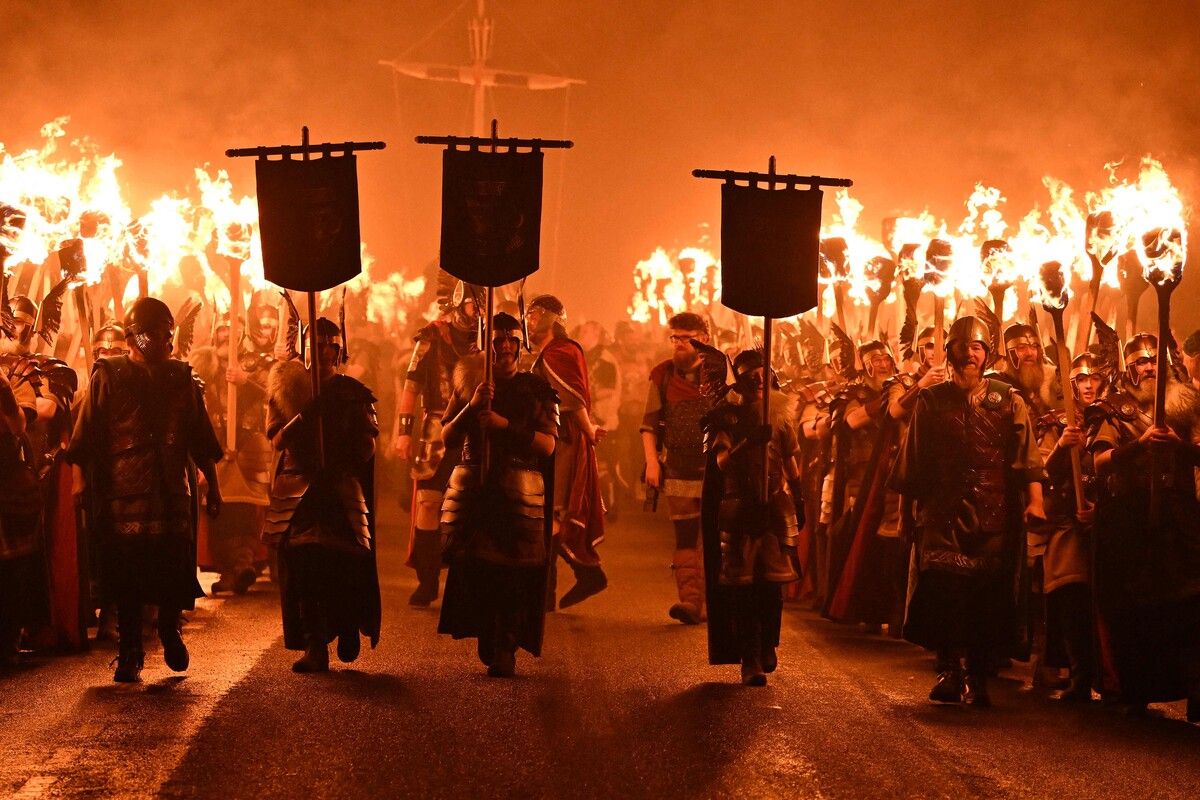 Auf den Shetlandinseln wurde das traditionelle Feuerfest Up Helly Aa gefeiert. Abends zogen die Bewohner von Lerwick mit Fackeln durch die Stadt. AFP