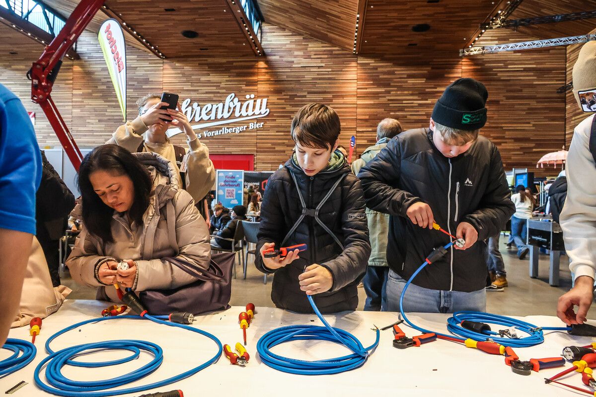 Auf der Level Up Lehrlingsmesse in Dornbirn können Besucher allerlei handwerkliches Geschick beweisen.