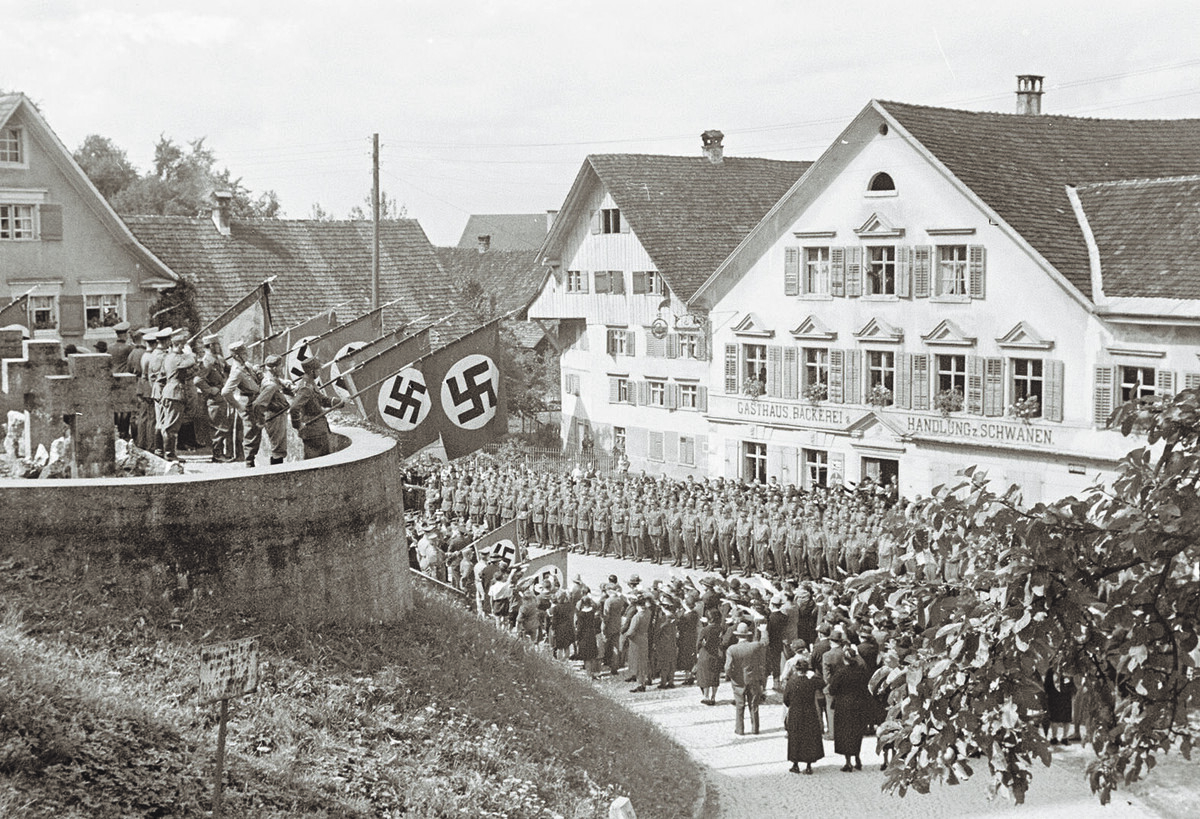 Aufmärsche wurden jedoch nicht nur in den Städten durchgeführt, sondern auch am „flachen Land“. Schlegel begleitete etwa einen Aufmarsch der SA in Wolfurt im Sommer 1940.