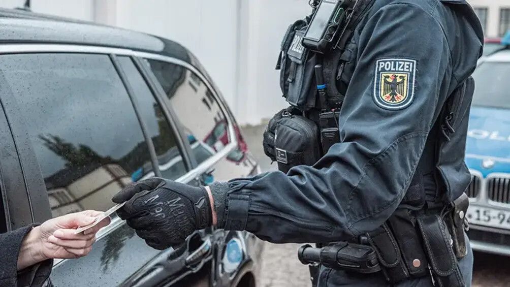 Bei der Kontrolle eines Syrers stellte sich heraus, dass er einen gefälschten Führerschein besaß.⇒symbol/bundespolizei