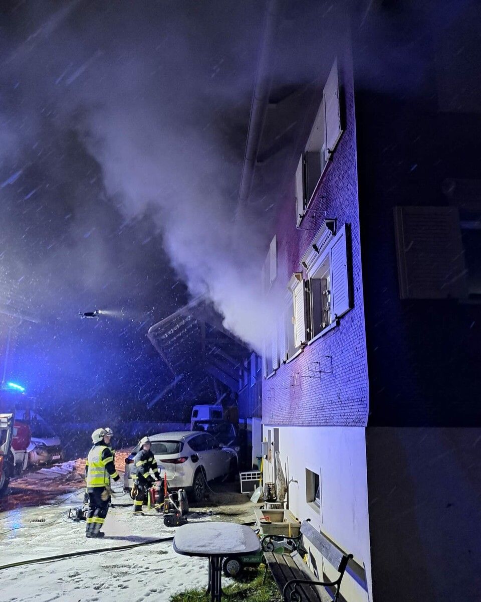 Beim Eintreffen der Feuerwehr qualmte Rauch aus dem Gebäude.