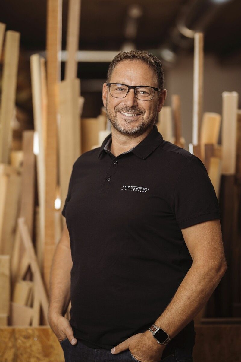 Bernd Hartmann: „Das Wichtigste ist, dass der Lehrling will. Dann ist der Großteil der Ausbildung schon geritzt.“⇒Tischlerei Hartmann
