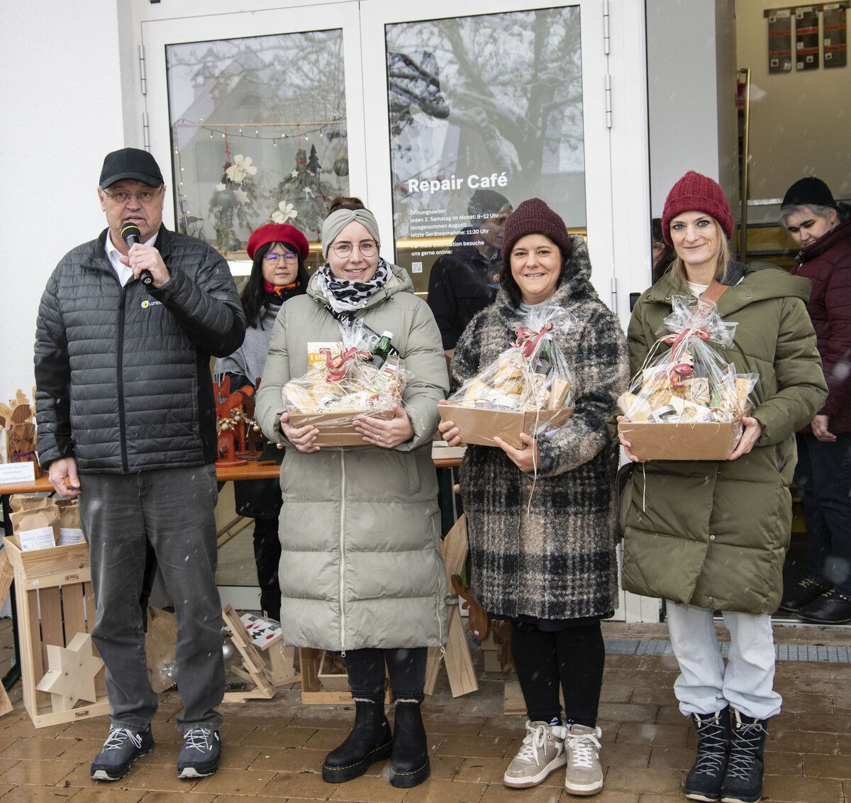 Bürgermeister Elmar Rhomberg überreichte den drei Initiatorinnen Kerstin Jagl, Anna D’Errico und Silvia Natter ein Dankeschön für die schöne Aktion. ⇒
              ⇒
              Gemeinde Lauterach