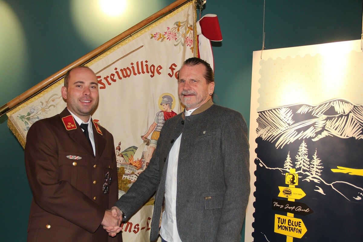 Bürgermeister Herbert Bitschnau gratuliert dem neuen Kommandanten Christoph Hinteregger.⇒STL (2)