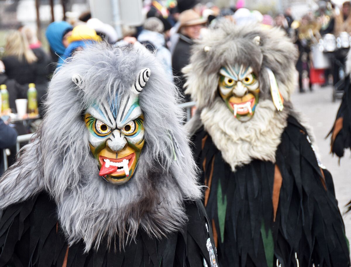 Bunte Masken von lustig bis gruselig sind in Fußach stets zu sehen.