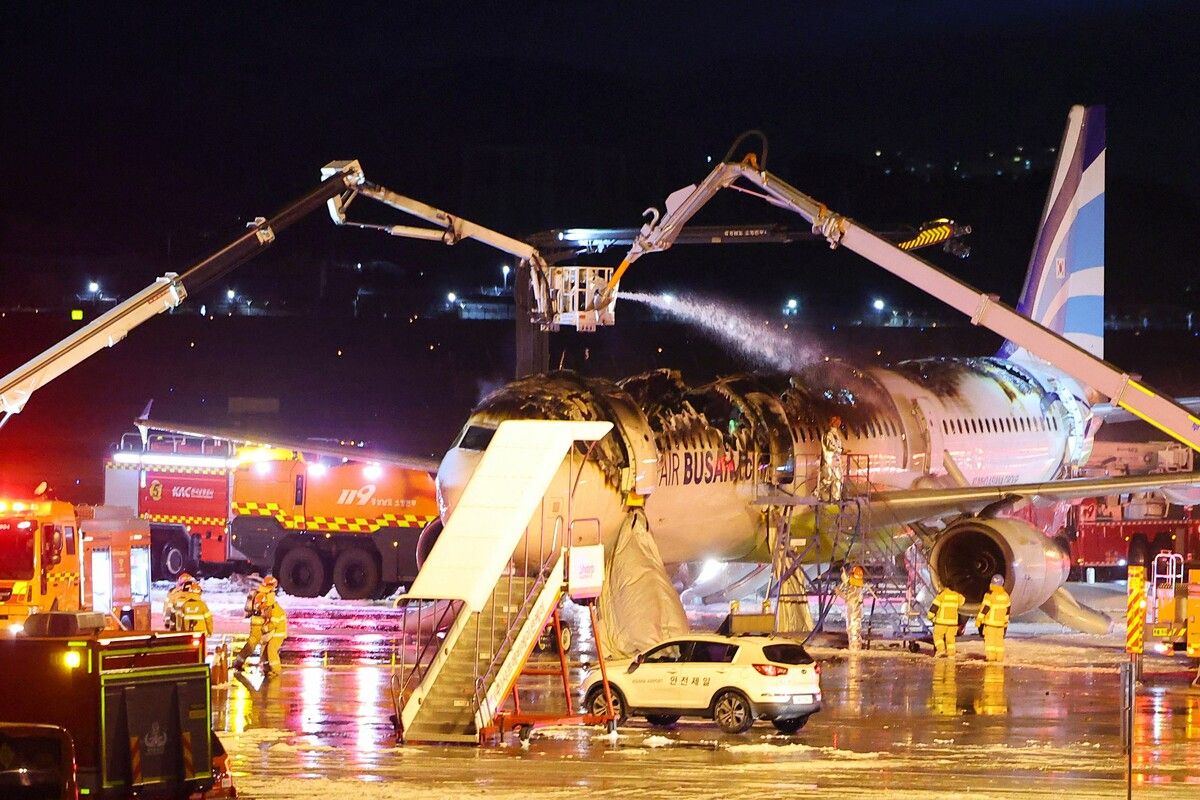 Das Feuer zerstörte das Flugzeug schwer, Passagiere und Crew wurden gerettet. ⇒afp