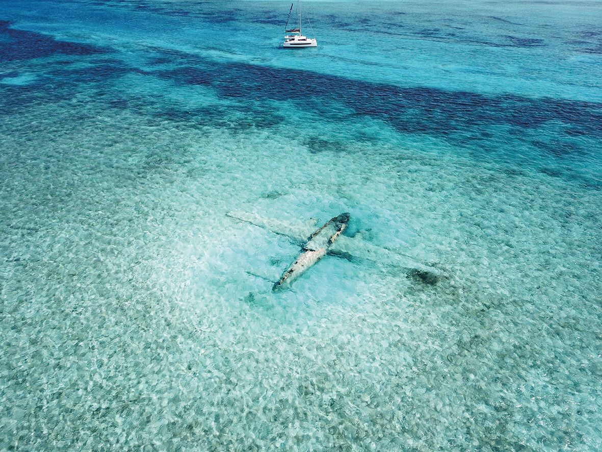Das Flugzeugwrack lockt viele Schnorchler und Taucher an.⇒Shutterstock