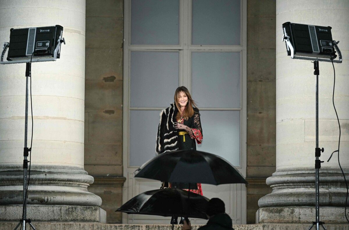 Das italienisch-französische ehemalige Model und Sängerin Carla Bruni bei der Ankunft der Valentino-Show bei der Fashion Week in Paris. AFP