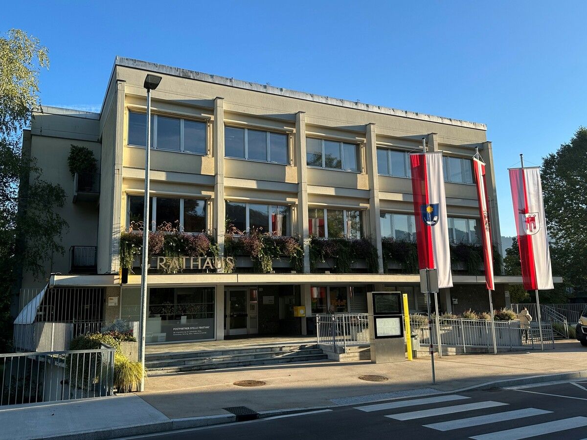 Das Rathaus der Marktgemeinde Frastanz: Hier wurden die Weichen für ein herausforderndes, aber nachhaltiges Finanzjahr 2025 gestellt.⇒MG Frastanz
