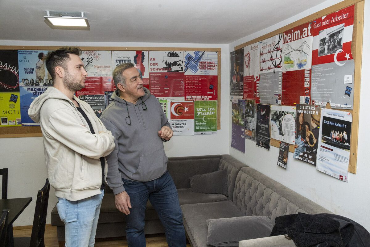 Das Theater Motif – im Bild Obmann Yener Polat (r.) und Schauspieler und Trainer Nurettin Kalfa – musste Ende März 2024 das Gebäude in der Kirchstraße räumen.
