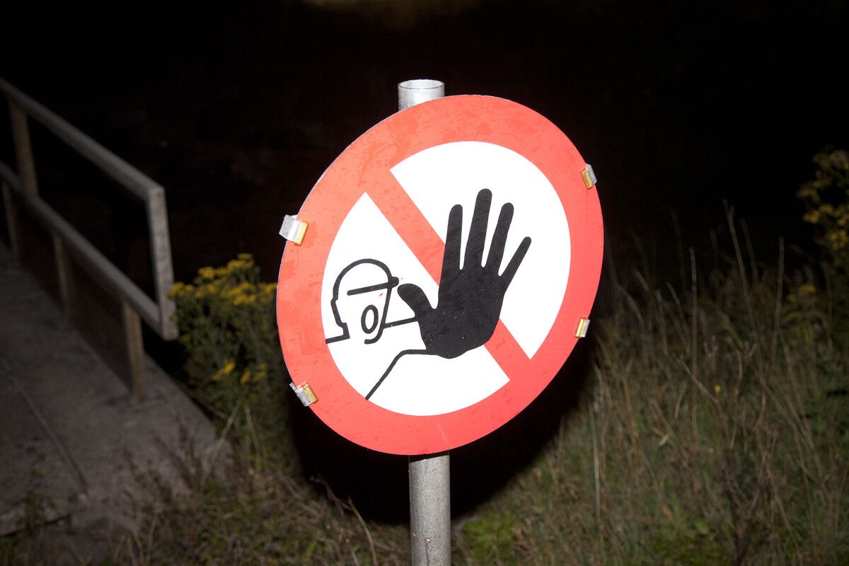 Das Verbot, die Gleise zu queren, wurde von einem rabiaten Zugfahrgast in Immenstadt ignoriert.⇒symbol/mathis