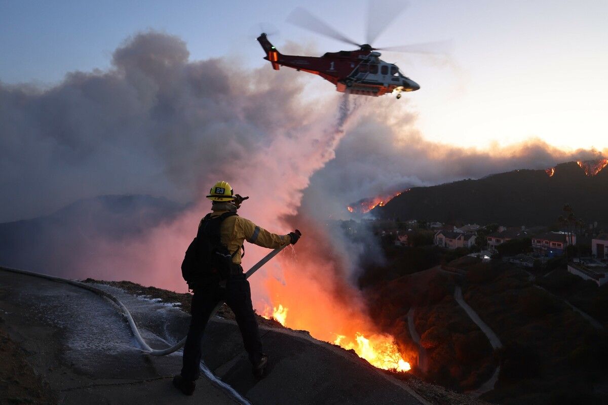 Das Wetter erschwert den Einsatz von Löschflugzeugen.⇒AFP