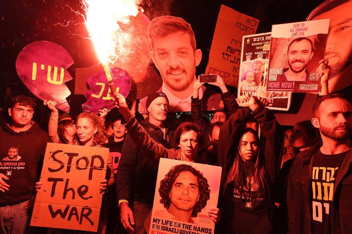 Demonstrierende fordern vor dem Verteidigungsministerium in Tel Aviv die Freilassung der in Gaza festgehaltenen Geiseln.⇒AFP