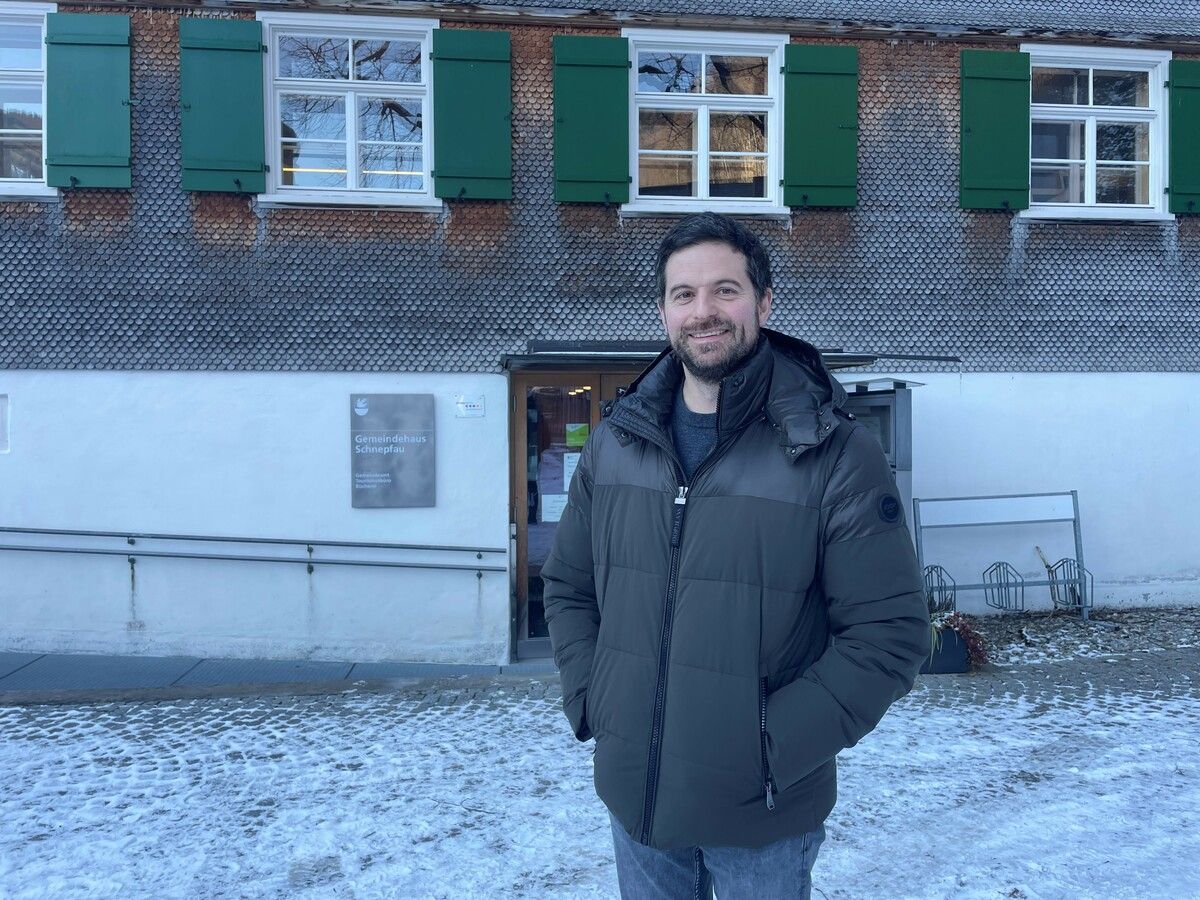 Der 44-Jährige wird seinen Schreibtisch im Schnepfauer Gemeindehaus bald räumen. ⇒VN/mef