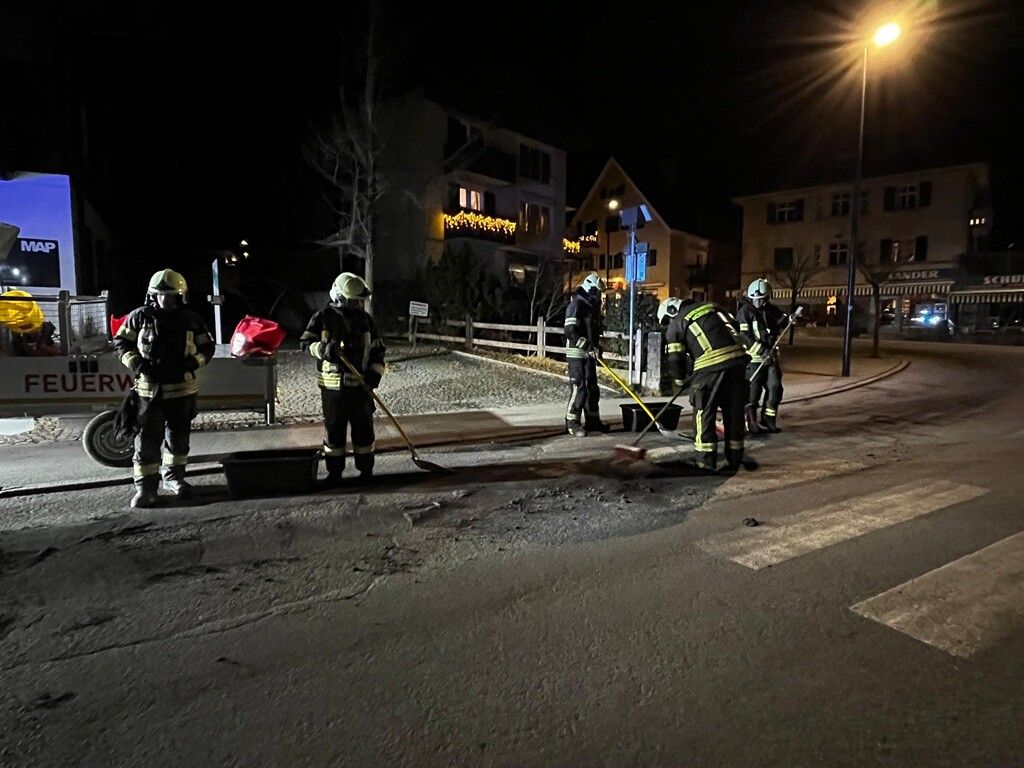 Der Alko-Lenker hinterließ mit seinem Pkw eine Ölspur bis zum Hotelparkplatz. ⇒⇒Feuerwehr Schruns