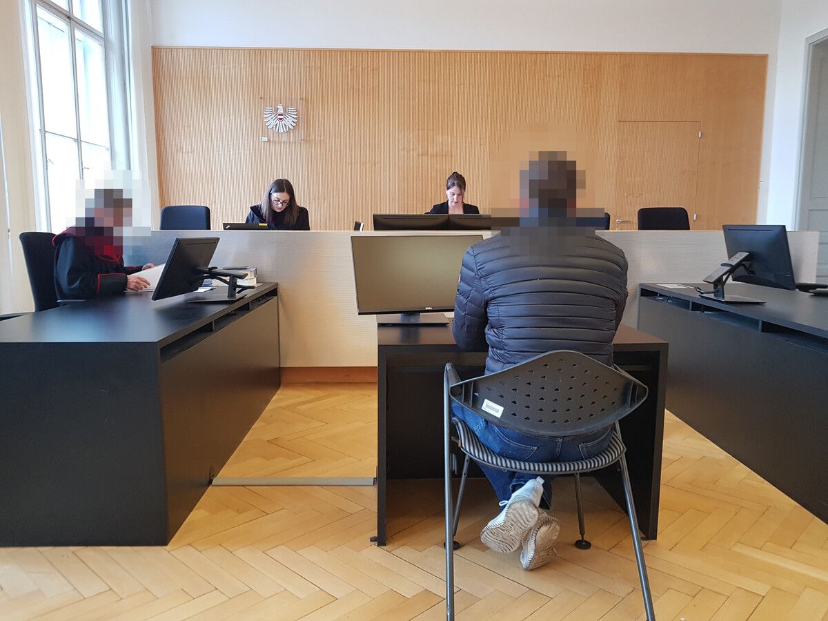 Der Angeklagte, der jede Menge an hohen Sachschäden anrichtete, bei der Verhandlung.⇒ Eckert