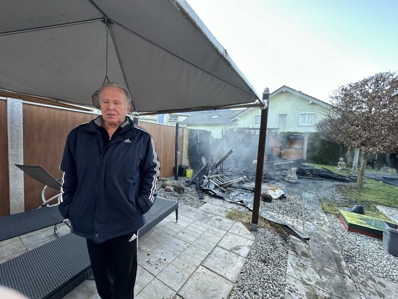 Der Besitzer der Gartensauna, Günther Bereuter, kam mit seinen eigenen Löschversuchen zu spät.⇒vol.at/Mayer
